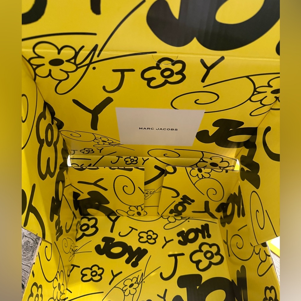 Marc Jacobs gift box/shipping box. - Picture 7 of 13